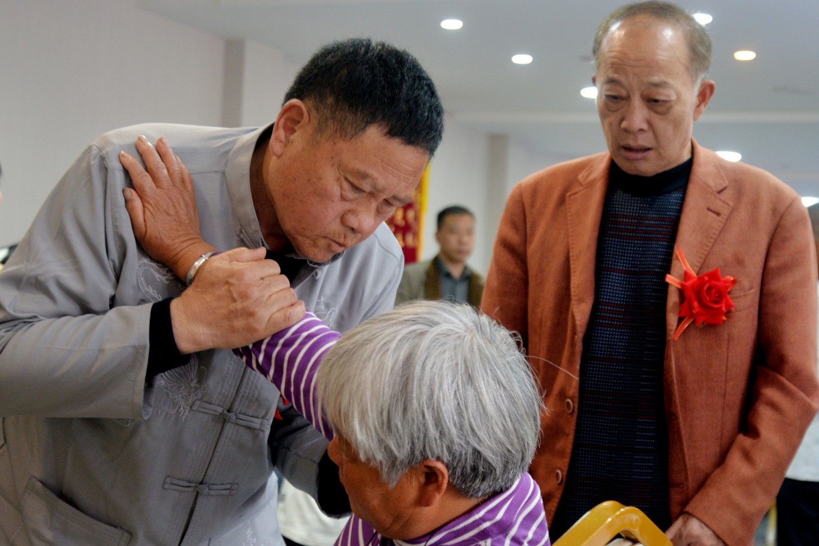 1776067286135985.jpg 榕杞03吴振元中医现场展示绝技--摸骨调病.jpg